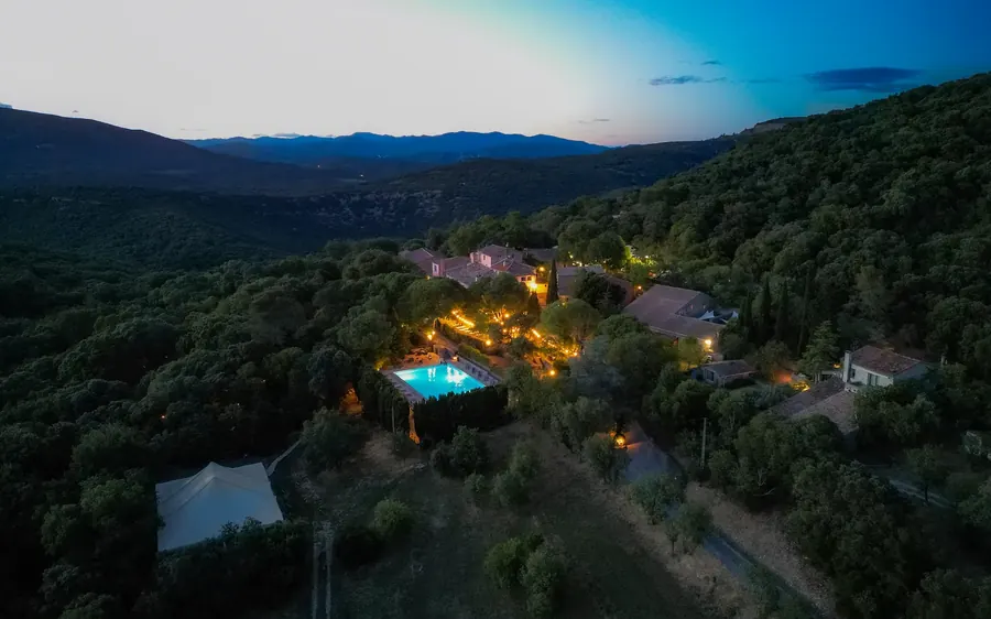 Le Hameau de l’Étoile vu du ciel à la tombée de la nuit